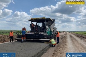 18-сантиметровий пісний бетон укладають під час ремонту дороги на Миколаївщині (ФОТО)