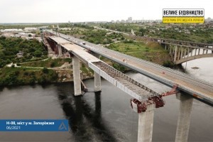 Украинский рекорд в строительстве мостов: строители устанавливают 128-метровый пролет Запорожского моста (ФОТО)
