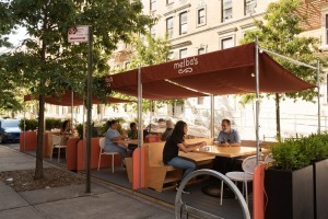 У Нью-Йорку перекрили вулиці, щоб створили нові громадські простори