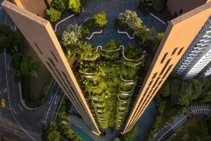 Протилежність скляним вежам: в Сінгапурі створили 100-метровий хмарочос з парком на балконах (ФОТО)