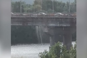 Водоспад з окропу в Києві: на мосту Патона знову прорвало теплотрасу (ВІДЕО)