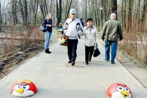 Каменные Angry Birds захватили киевский парк