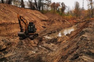 Відновлення річища Почайни: на Оболоні з дна річки дістали бетонні блоки (ФОТО)