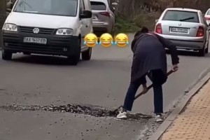 Киевлянка заново выкопала яму на отремонтированной дороге (ФОТО, ВИДЕО)