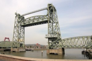 Исторический мост XIX века в Роттердаме разберут - не проходит новая яхта Безоса