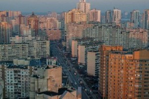 У Києві забудовник відправив всю свою будівельну техніку зміцнювати Лівий берег