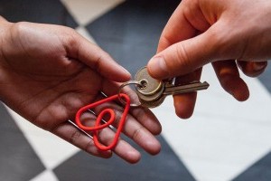 Airbnb обеспечит жильем 100 тысяч переселенцев из Украины