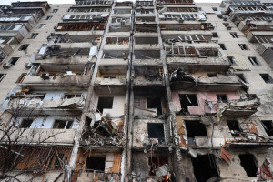 Пошкоджені обстрілами будинки Києва почали відбудовувати