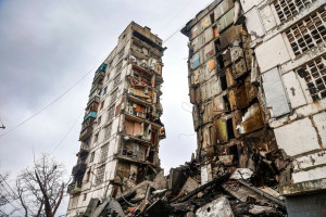 Ніяких компенсацій за зруйноване житло: ворог планує знести понищені будинки у Маріуполі до 1 вересня