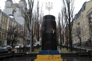 Вода змиє погану енергетику: на місці пам’ятника Леніну пропонують встановити «старовинний фонтан» (ФОТО)