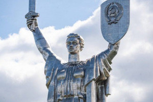 Українці вирішили, що робити зі щитом монумента Батьківщини-матері