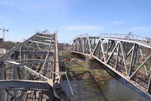 В Ірпені відновлюють міст, зруйнований під час оборони Києва