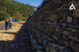 Захищатиме від річки: "Укравтодор" укріплює гірську дорогу 126-метровою підпірною стінкою (ФОТО)
