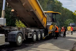 Шлях для гуманітарних та вантажних перевезень: дорожники ремонтують найбільш проблемні ділянки до кордону з Молдовою