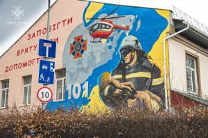 Герої нашого часу: у Києві з'явився новий мурал, присвячений рятувальникам (ФОТО)