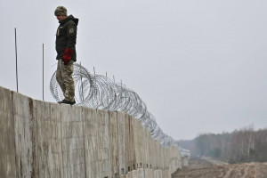 Україна будує залізобетонну стіну на кордоні з Білоруссю: перші кілометри вже зведено (ФОТО)
