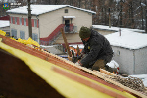 12 багатоквартирних будинків у Бородянці відновлюють після ворожих обстрілів (ФОТО)
