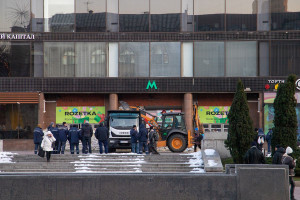 Відсьогодні працюють станції метро «Хрещатик» та «Майдан Незалежності», але є певні обмеження