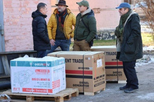 Угорець зібрав кошти на генератори для Київщини, особисто їх купив і привіз українським громадам