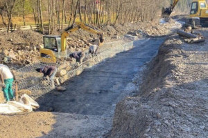 Дорожники показали, як ремонтують дорогу до кордону з Румунією (ФОТО)