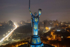 Надія у найтемніші дні: знакові будівлі Києва прикрасили картинами зі світла (ФОТО)