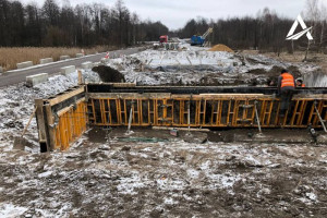 Був зруйнований війною: дорожники відновлюють міст на ключовій транспортній артерії Житомирщини (ФОТО)