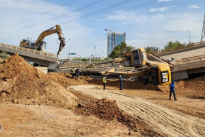 В Ізраїлі обвалився міст з важкою будівельною технікою: відео моторошного моменту