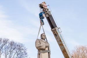 На постаменті слово «кат»: Київ позбувся пам'ятника радянському генералу Миколі Ватутіну (ФОТО, ВІДЕО)