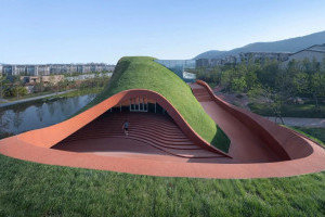 Вкрита травою бетонна конструкція, що в'ється біля невеликого озера: у Китаї збудували незвичайний культурний центр (ФОТО)