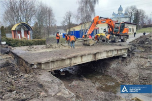 Відновлення дорожньої інфраструктури на українсько-польському кордоні: на Львівщині почали перебудовувати 61-річний міст