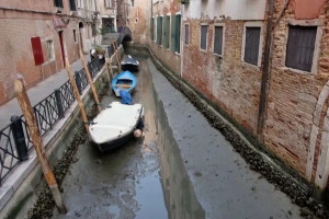 У Венеції пересохли канали, гондоли лежать на мілині (ФОТО, ВІДЕО)