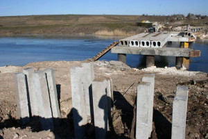 На Миколаївщині та Херсонщині почали відбудовувати відразу три мости, що постраждали під час війни 