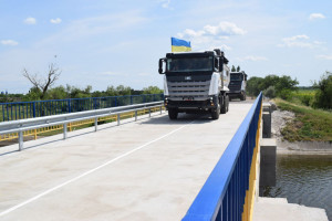 Дорожники та військові відновили два мости на Інгулецькій зрошувальній системі (ФОТО)