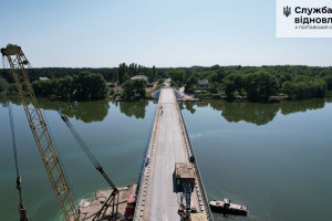 Відновлення 200-метрового мосту через Сулу: дорожники повністю змонтували металеву прогонову будову (ФОТО)