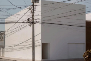 Високі стіни без зовнішніх вікон: для мексиканської родини збудували будинок, який має повернути втрачене почуття безпеки (ФОТО)
