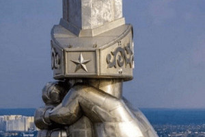 Щитом не обмежились: на «Батьківщини-матері» знайшли ще символи СРСР (ФОТО)