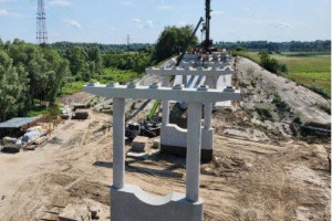 На Чернігівщині відбудовують 300-метровий міст через річку Десна, знищений у березні 2022 року (ФОТО)