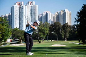 У Гонконзі в бізнес-еліт забирають найстаріше поле для гольфу, щоб забудувати його соціальним житлом