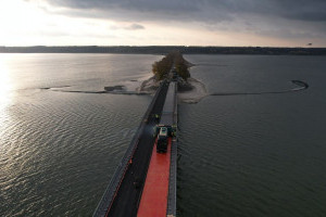 Завершено важливий етап відновлення 214-метрового мосту через Сулу (ФОТО)