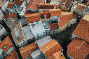 У Хорватії, через недоступність житла, молоді сім’ї оселяються на даху в батьків