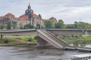 У Дрездені обвалилася частина моста Кароли: у воду впав сегмент приблизно сто метрів завдовжки (ФОТО, ВІДЕО)