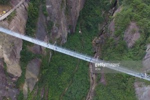 Китайцы построили самый длинный и самый высокий стеклянный мост в мире