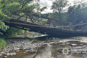 Впав міст на дорозі державного значення на Закарпатті (ФОТО)