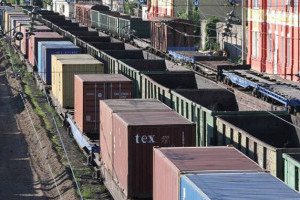 Обсяг вантажних перевезень у контейнерах залізницею скоротився на 15%