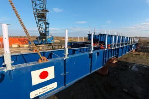 На Дніпропетровщині монтують японський металевий міст для безпечного проїзду до прифронтового міста (ФОТО)