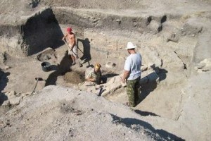 На Подоле откопали древнерусскую мощеную дорогу ХI-XII веков