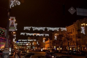 В Киеве начали монтировать новогоднюю иллюминацию