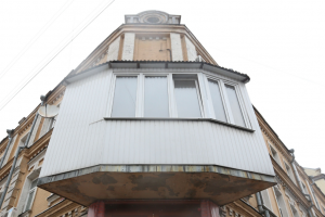Предприимчивые киевляне зарабатывают деньги на уродливых балконах