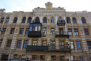 В Киеве требуют снести стеклянные балконы и кондиционеры