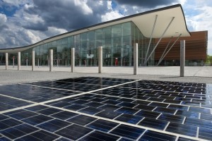 Французы строят «солнечные дороги», вырабатывающие электричество для городов